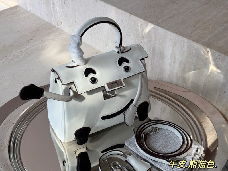 a754bca4ac.jpg 325 unboxed cowhide
size:18*15cm
A must-have for princesses - Kellydoll Millennium Doll
Kelly Doll, who doesn't get confused by this little thing
Sisters out of the street with super cut
Ghost face bag, isn't it too soft and cute!