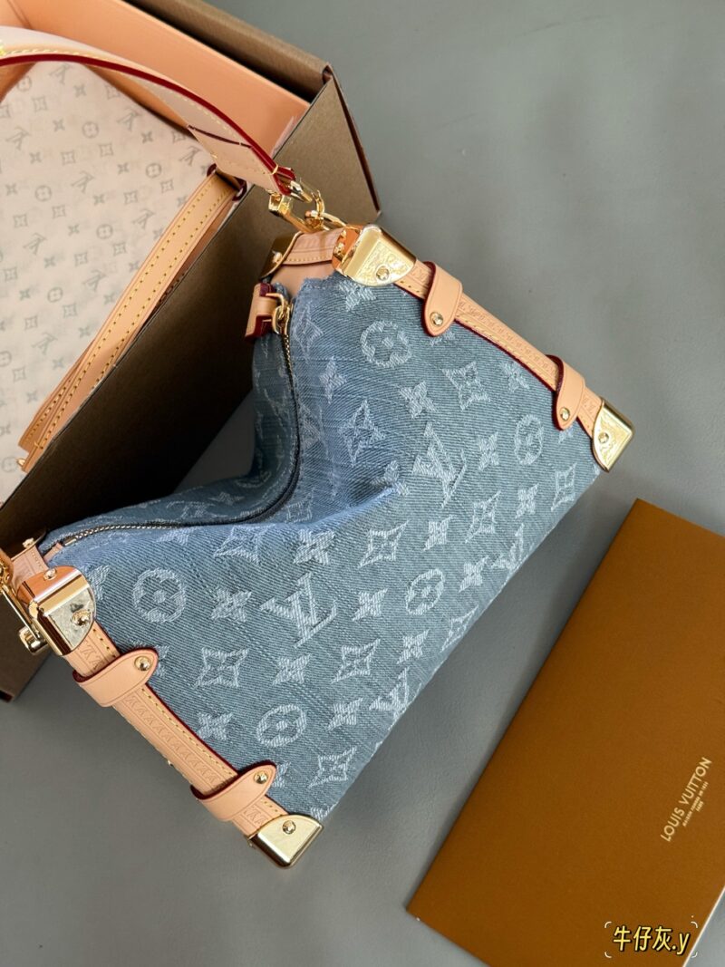 a75b463491.jpg 270 box upgrade version y
size:23*16cm
Ljia 25trunk Rocket New Bag
Sidetrunk washed denim!!
This season's sailing series is all great!
√ Cowboy blue is gentle and versatile
Super Western style upupupup
Search Lv Soft Box (Box)