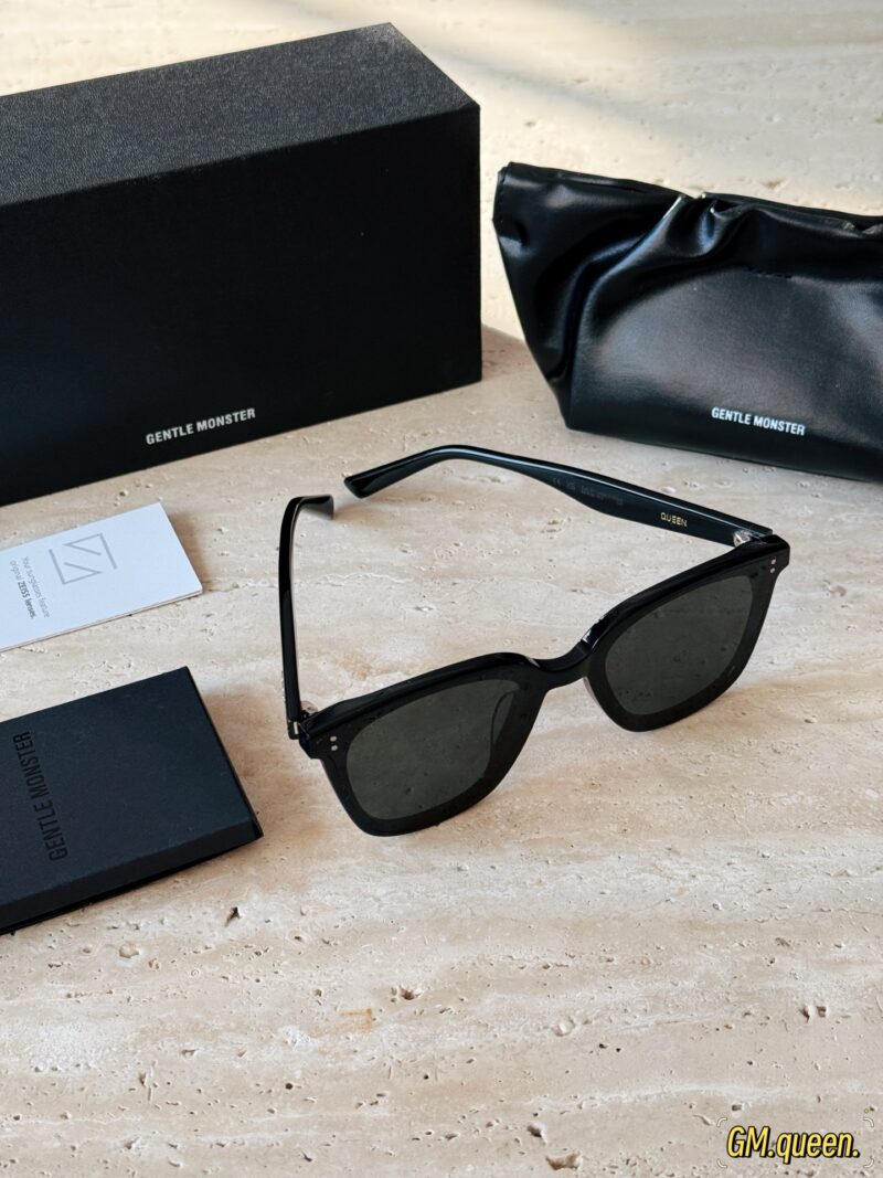 a7759abf4c.jpg 185 pairs of packaging
GM Sunglasses | White Deer Same Style Queen
Square face Tian Cai sunglasses one!
Soft square circular frame design,
It can effectively contour the face,
After wearing it, it looks super small on the face.