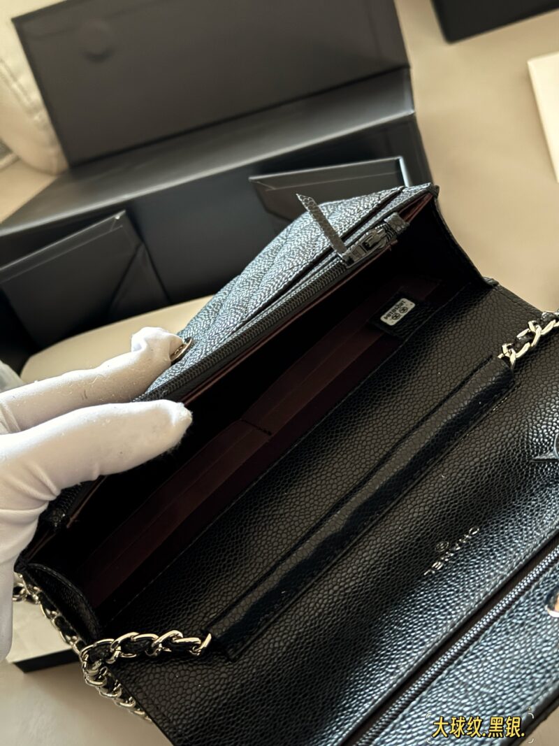 240 Pack
size：20*13cm
?? COW LEATHER
Xiaoxiang Family Wealth Bag
Woc Wealth Pack, can have
You must arrange for yourself
Chanel's wealth bag is the most frequently used one in Grandma Chanel's bag