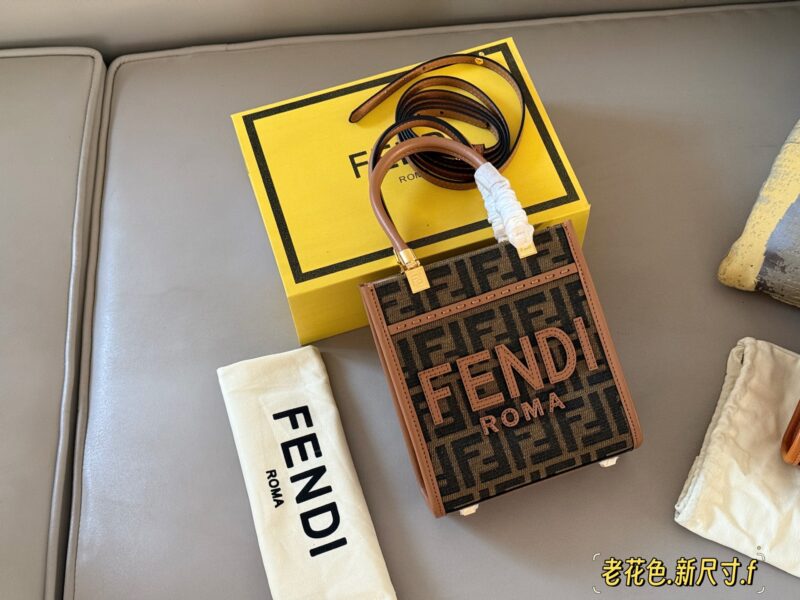 a7818b5461.jpg 205 box
size:18*14cm
24ss Fenditote tote bag
A new size has been released
Small tote bags are perfect for daily outings
Practical and versatile!