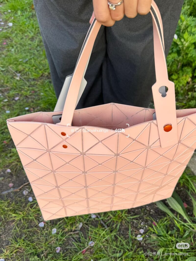 Comfortable and simple ooted!
Issey Miyake