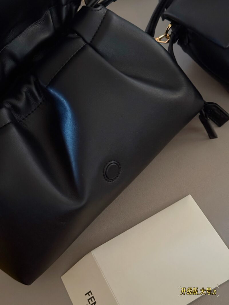 a7b8ab83ec.jpg 250 265 box upgrade version
Size: 16 * 13cm (small)
26.5 * 18cm (large)
The latest series Mama Baguette has truly been designed to the hearts of fairies!
Fendi's latest magic wand
Fresh and elegant!