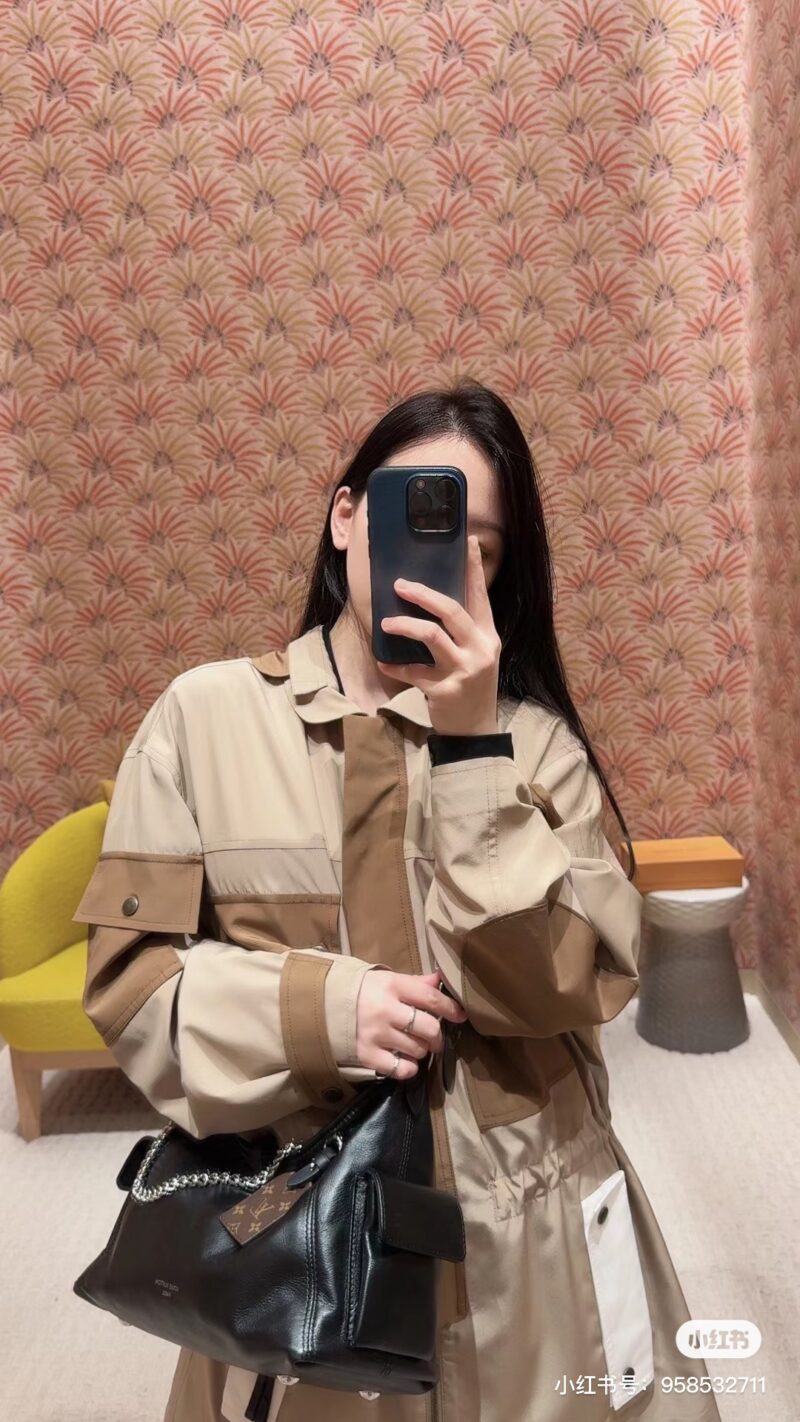 a7bdb00355.jpg Fashionable collection! Where is the Iv girl! Compared to the old flower Carryall
The all black series adds more casualness and freedom, exuding a sense of fashion whether worn on one shoulder or crossbody | V girl ecstatic