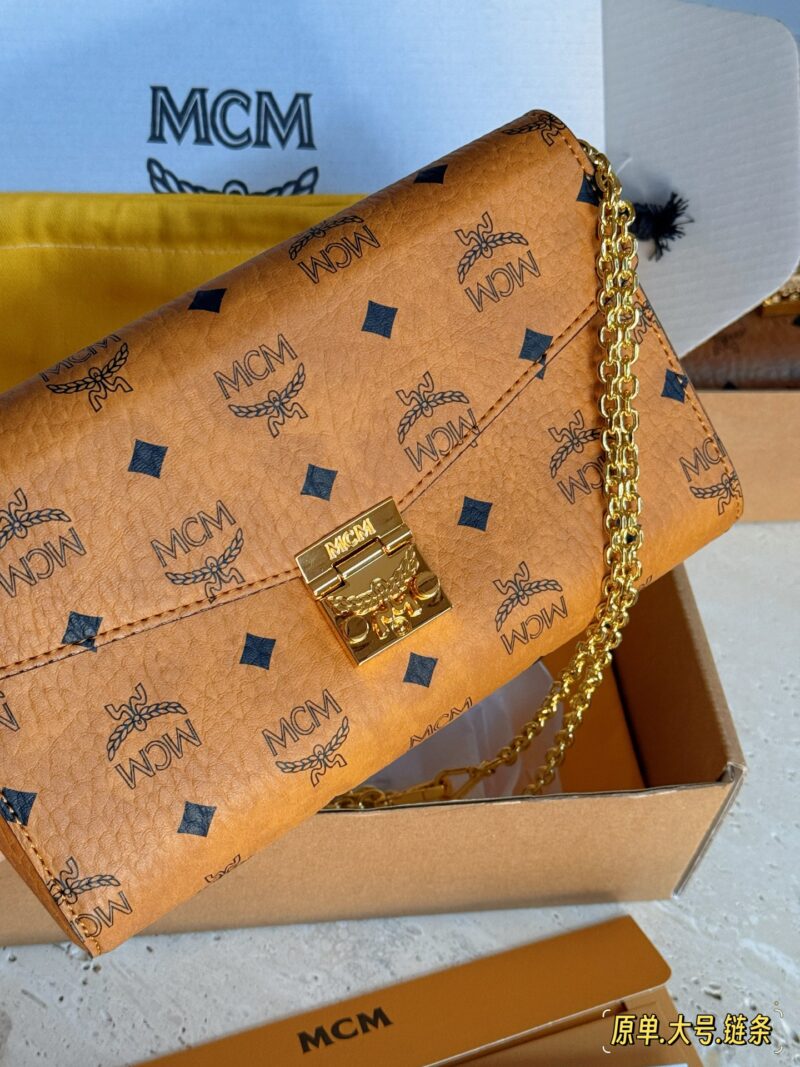a7d445dbce.jpg 210 205 box (chain shoulder strap)
Size: 23x14cm (large)
18 * 13cm (small)
Top tier original quality shipment
MC Chain Pack
Complete packaging as shown in the picture
Ensure the quality of actual filming
MCM chain bag is truly the king of versatility...