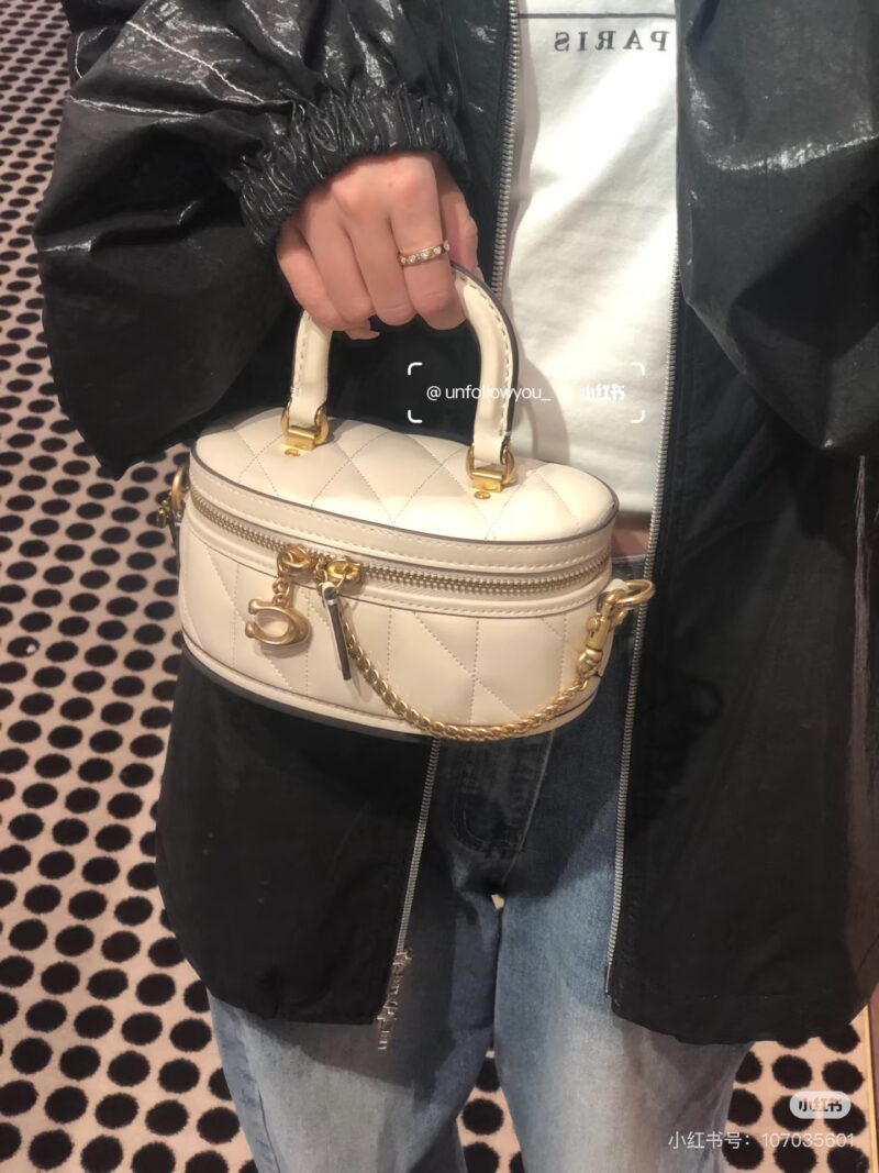 a7db180a7a.jpg Coach's new box bag is back!
This one is finally not so useless! Can install a mobile phone!
Her upper body looks very princess!
#Box bag # Exquisite small bag # Coach