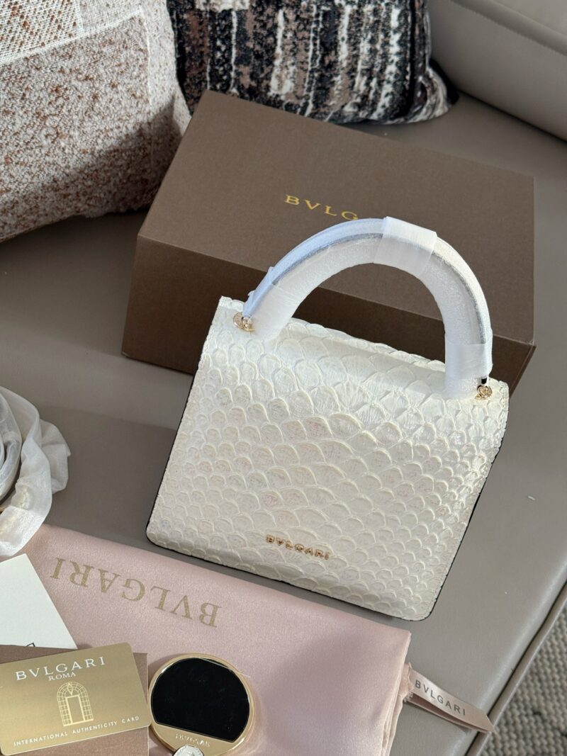 a7df96c438.jpg 330 box
size:20.5*15cm
Bulgari cowhide
White versatile summer must-have
The bag is simple and exquisite, with an elegant upper body and temperament
Snakehead and chain showcase details
Three compartments capacity
A stylish outfit that won't go wrong!