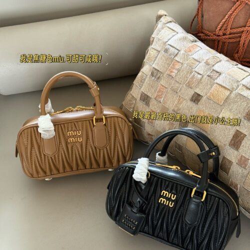 255 Upgraded Edition Box
size：22*11cm
New size of miumiu bowling ball ??
It's hard not to love!
It's hard not to be tempted by this size!
Can be carried by hand or slung diagonally
Full capacity~~
The appearance is Princess Miumiu!