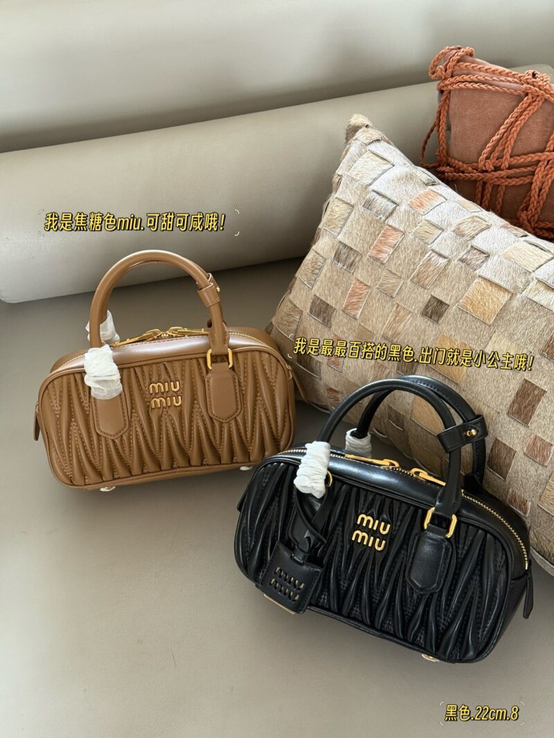 255 Upgraded Edition Box
size：22*11cm
New size of miumiu bowling ball ??
It's hard not to love!
It's hard not to be tempted by this size!
Can be carried by hand or slung diagonally
Full capacity~~
The appearance is Princess Miumiu!