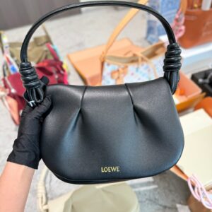 Actual delivery photo of p320 cowhide
Brand new Paseo satchel handbag
Size: 25-17-8cm
V has exquisite workmanship, a simple and elegant silhouette, a unique and soft pleated structure, an ultra lightweight construction, Napa soft cowhide leather (ful...
