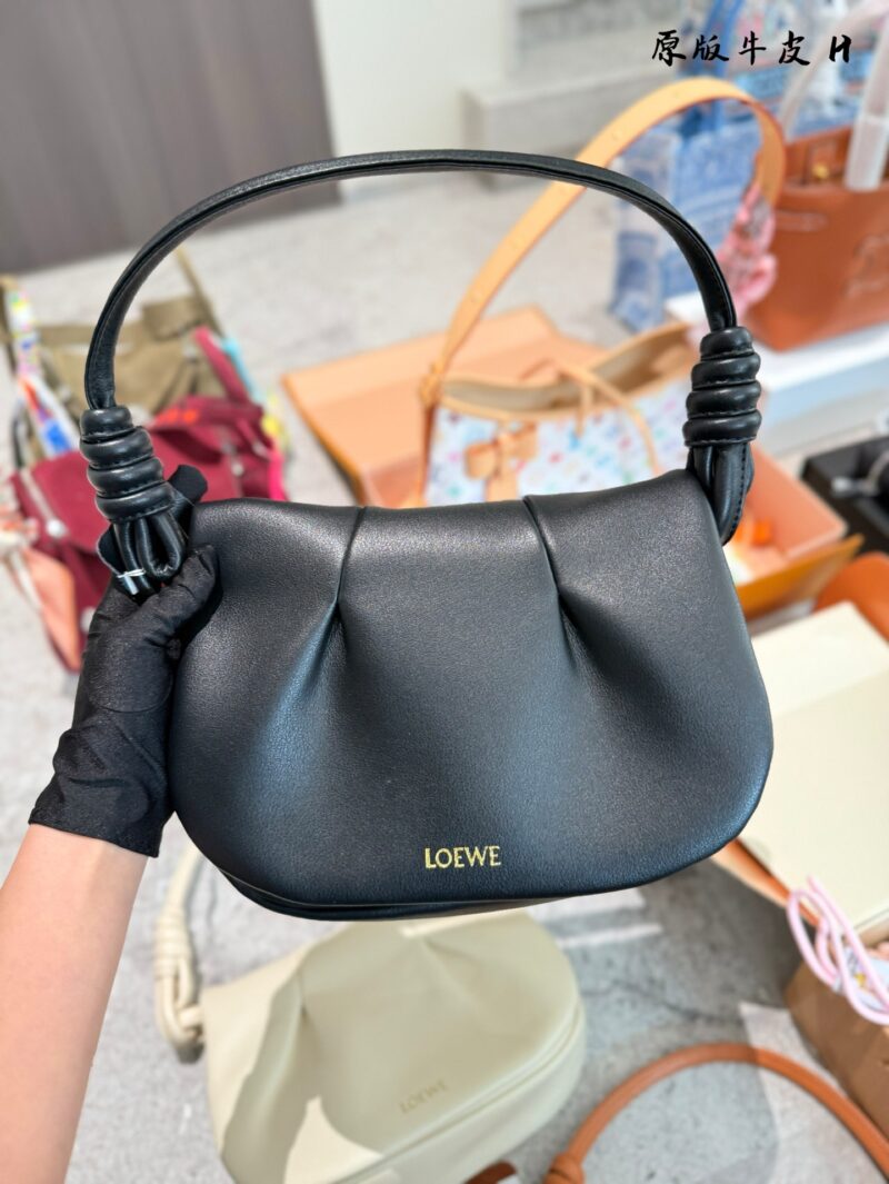a7fc127507.jpg Actual delivery photo of p320 cowhide
Brand new Paseo satchel handbag
Size: 25-17-8cm
V has exquisite workmanship, a simple and elegant silhouette, a unique and soft pleated structure, an ultra lightweight construction, Napa soft cowhide leather (ful...