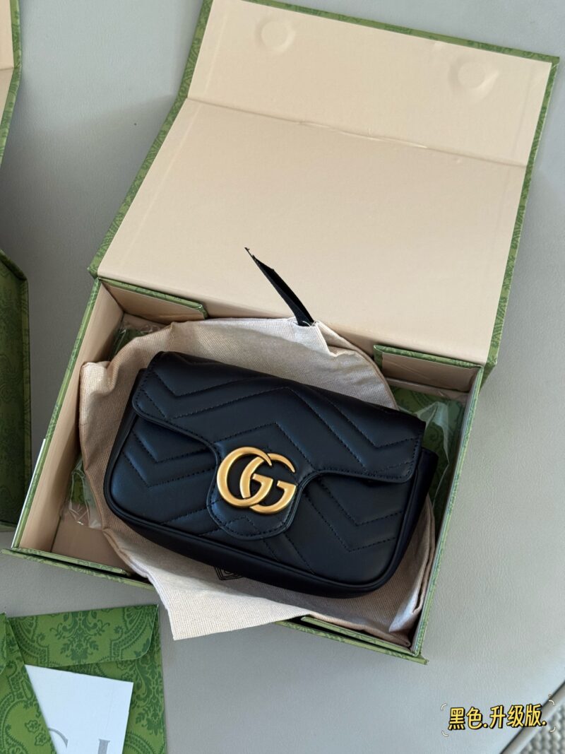 a8072c9777.jpg 195 box
size:16.5cm
GG Marmont's Most Classic Black
Full of atmosphere~
Must buy Mamon bag
Versatile bag that can match any outfit, a must-have for summer