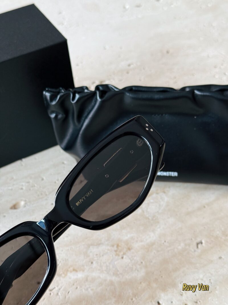 a81bc8f205.jpg 190 Pack
GM Ruvy Van jewelry collection is really beautiful~
Stylish girl's 25 year new must-have GM sunglasses!
Diamond black ultra wide and face covering
Cool and shining stars all have it~