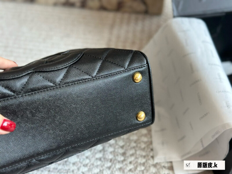 a84490f709.jpg 240 boxes
size:28 16cm
Chanel vintage bowling bag
This bowling bag is really delicious~
A vintage Chanel bowling bag that has been very popular recently.
The design is not easily outdated and is very fashionable to hold in your hand.
?? Cowhide...