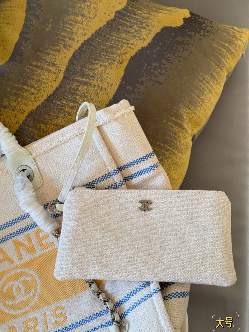 a8549f791c.jpg 390380 without box
Size: 38 * 30cm (large)
33 * 25cm (small)
Xiaoxiangjia 25C Early Spring Vacation Series
Marseille and the Sea
Arrange it! Arrange it!
This beach bag released this year is so beautiful!
People are already eagerly anticipating it!