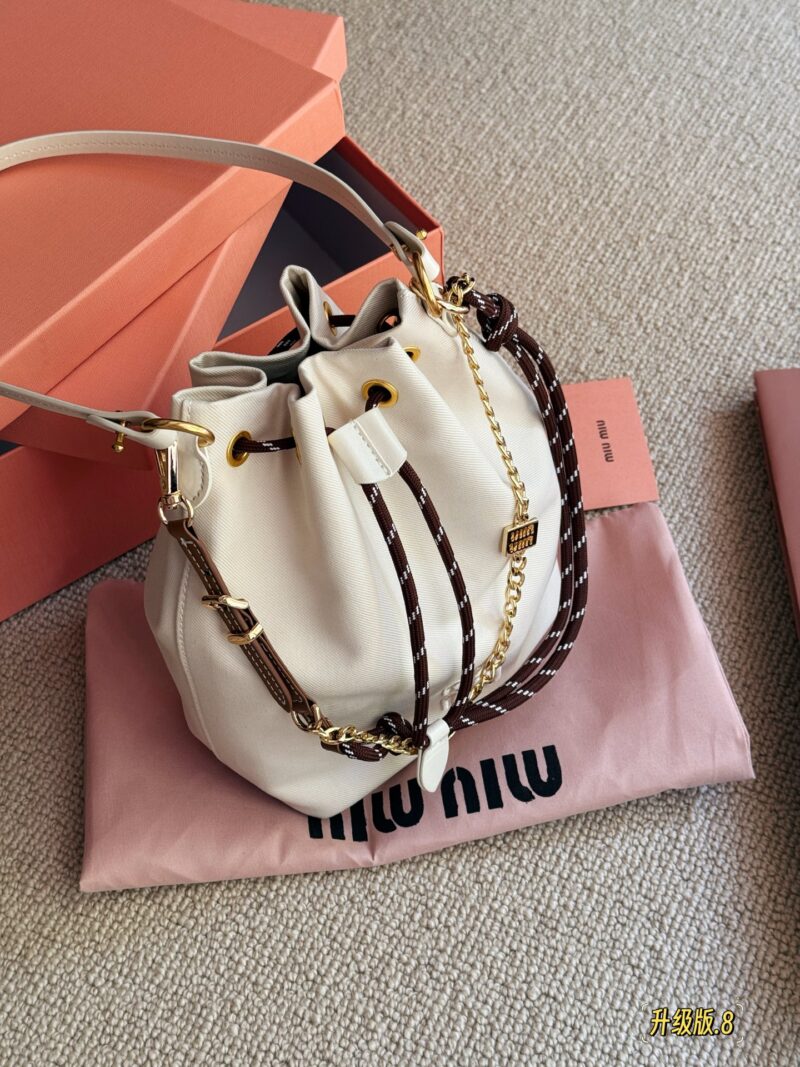 a867783605.jpg 220 boxes
size:17*21cm
Miumiu canvas small water bucket
The colors of summer~
Another bag that doesn't require any brainpower to match!
The complimentary ornament can be used as an extension chain
It's becoming very summer~