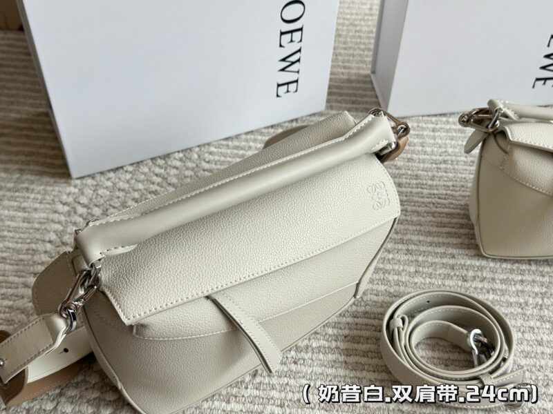 285 310 box
Size: 18 * 11cm (small size)
24 * 15cm (large size)
Loewe Geometry Package Puzzle
A very textured color,
Grey blue Puzzle Edge is very advanced!
?? Cowhide quality!
Completely hold on!