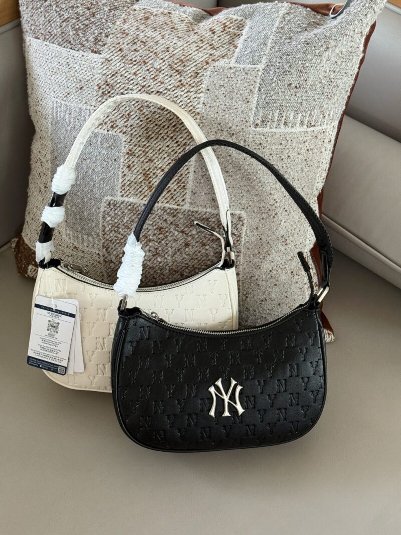 a88b8ffb85.jpg 170 boxes
size:22*15cm
Summer travel|
We can't do without an MLB armpit bag
MLB Dark Pattern Underarm Bag
Understand me, black and white are two colors
High end feeling with leather surface for better maintenance