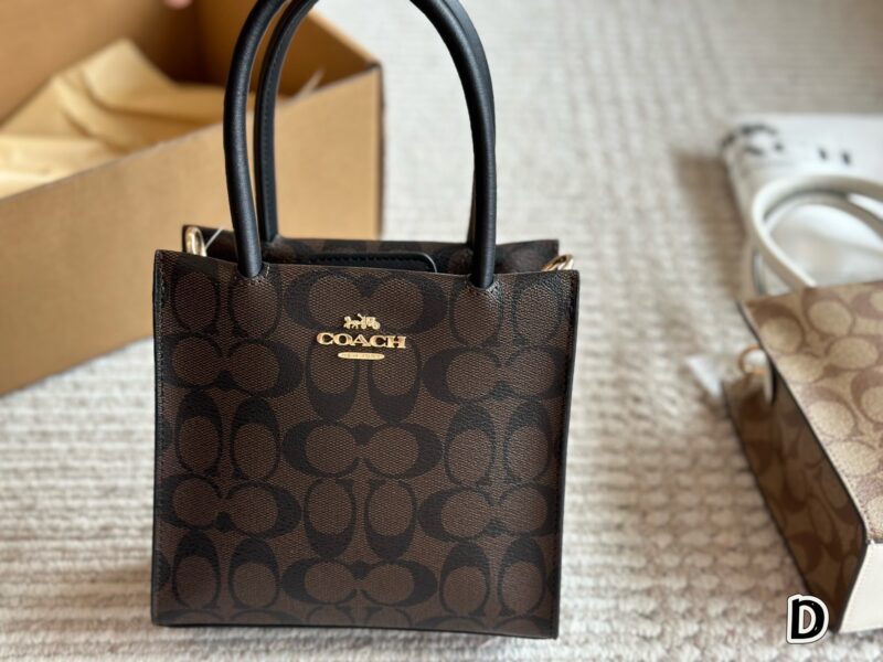 210 box
size：17*17cm
Sincerely recommend this one!
I've been carrying it out lately!
C Family Cally Music Album Pack
The shoulder strap can be disassembled
There are suction buckles inside
Practical and convenient