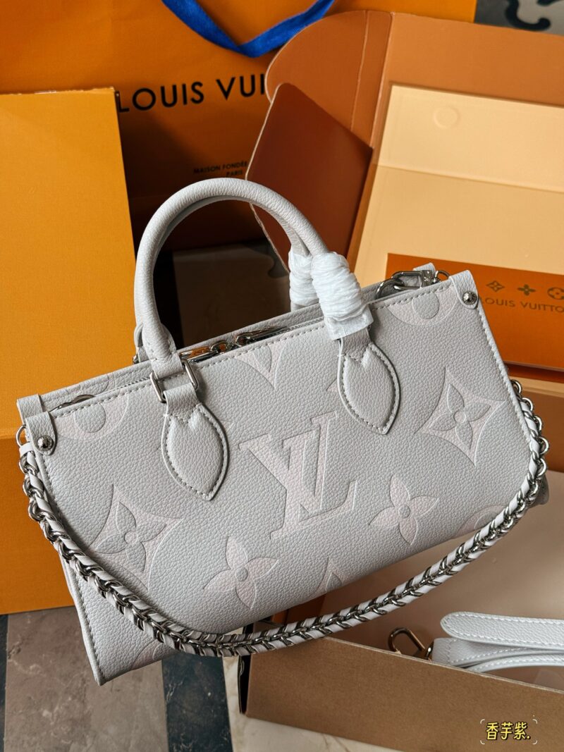 a88dc49dab.jpg 230 box
size:25*13cm
Highly anticipated by everyone!
L Home OnTheGo East West
NEW Light purple gray tone with a milky and ethereal aura
configuration ? Two types of shoulder straps!
Paired with YDDS
Recommend this bag type! Super practical