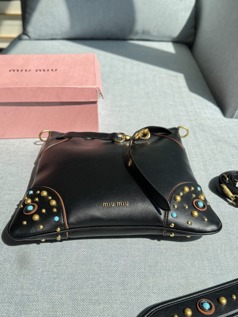 a8a223525e.jpg 235 Heaven and Earth Cover
size:31×31
MIU MIU Riveted Underarm Bag Used Bag
Miu Miu turquoise hobo armpit bag
Miu should only exist in the sky | Ethnic style Miu Miu medieval bag
MiuMiu ethnic style armpit bag
First encounter
The kind that must be...