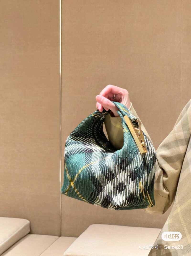 a8c293404c.jpg Burberry peg bag | 2024 best-selling bag
Drum shaped lunch box bag paired with knitted fabric
There is a kind of familiar nostalgia that blends in again
Burberry's iconic checkered pattern
There's a little more British style~
I especially like the me...