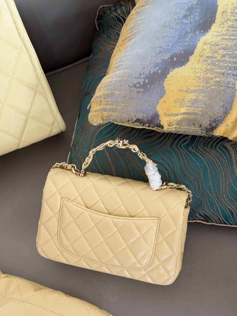 a8d3980984.jpg 225 boxes
Grandma Xiang's color is absolutely stunning/stunning
size :20*12cm
Xiaoxiangjia Chanel 23k Leather Chain Handle CF Upgrades Classic~
Can be carried by hand! The bag is very practical!
Sheepskin with light gold buckle, elegant and princes...