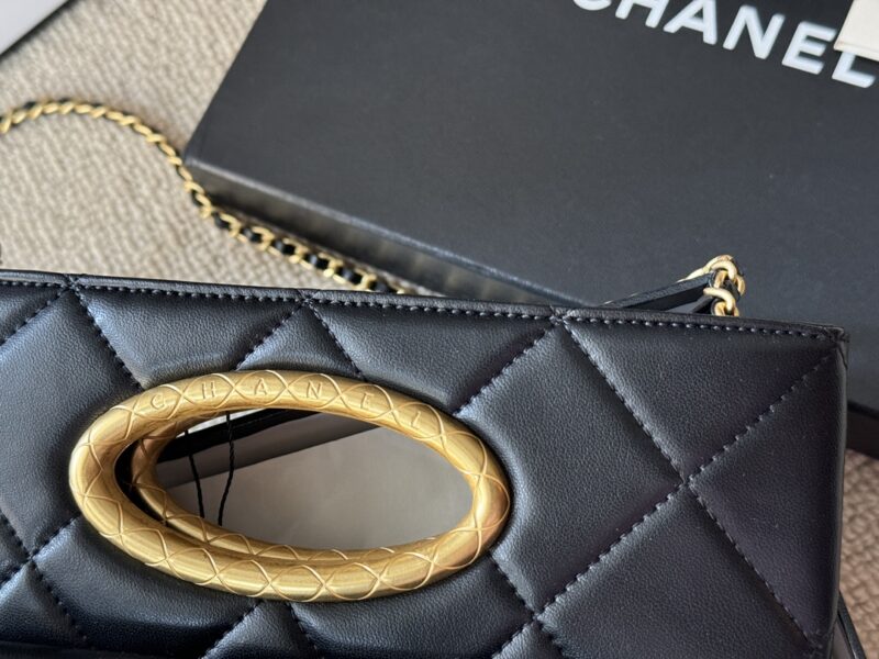 Complete packaging
size：25*17cm
Say goodbye to the dinner bag that can't hold anything,
This is still better!
Xiaoxiangjia 24B Premium Banquet Package
Classic black gold color controller logo
Retro and versatile