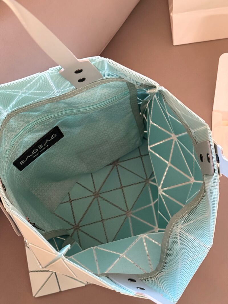 a8e8109e62.jpg 200 no box upgrade
issey miyake BAOBAO
Miyake Life 6x6 Shopping Bag
Size 34x34cm ??
Perfect for summer
Light and convenient, small and fresh~