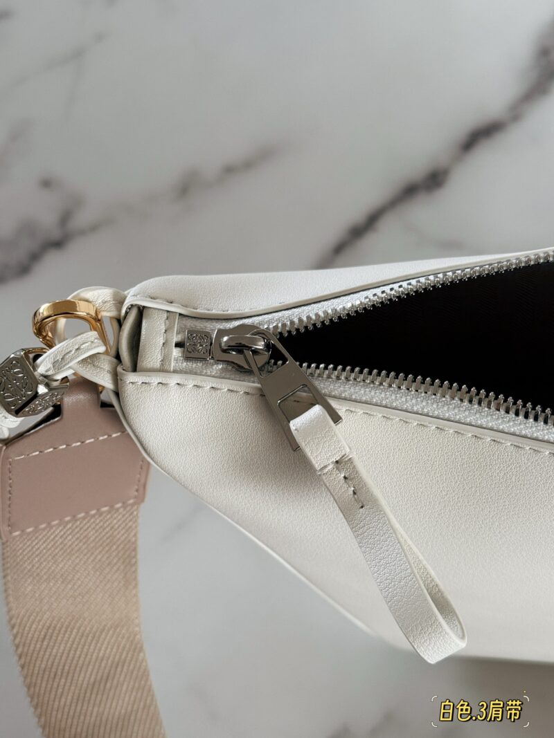 a904f17e78.jpg 250 box configuration with wide shoulder straps
Size: Bottom width 17, top width 27 * height 16cm
Loewe Hammock Hobo
Loewe hammock bag is super cute
HOBO can still do this
Paired with the newly released wide shoulder straps, it really looks great
The...