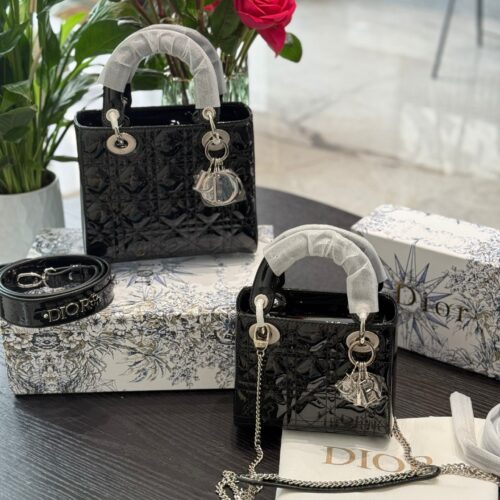 Dior Concubine Bag p264p269
Three grid 17 four grid 20 patent leather black/silver buckle
Imported calf leather with frosted deer skin pattern and velvet lining
Precision high-density electroplating hardware silver
Adjustable leather shoulder strap w...