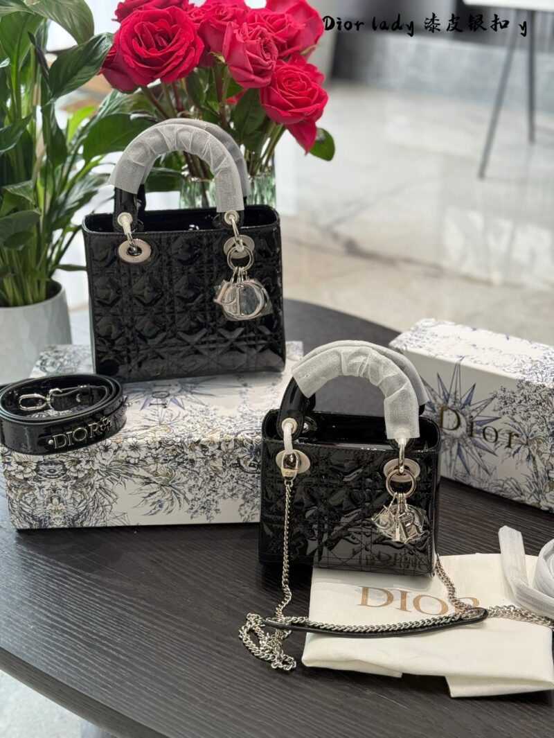 a92c50d11f.jpg Dior Concubine Bag p264p269
Three grid 17 four grid 20 patent leather black/silver buckle
Imported calf leather with frosted deer skin pattern and velvet lining
Precision high-density electroplating hardware silver
Adjustable leather shoulder strap w...