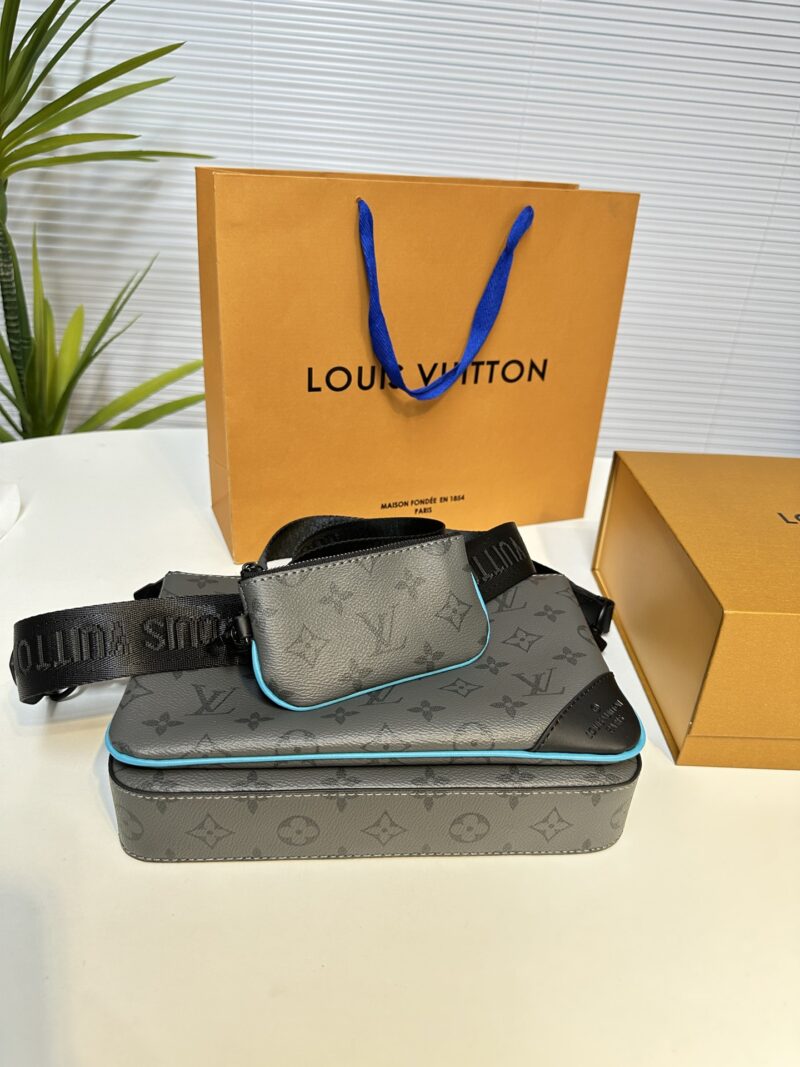 Exclusive remake of TRIO messenger bag M11648 silver flower/light blue splicing
This Trio messenger bag features a three in one design crafted from Monogram Eclipse Reverse canvas and eye-catching details. The change bag at the zipper front pocket an...