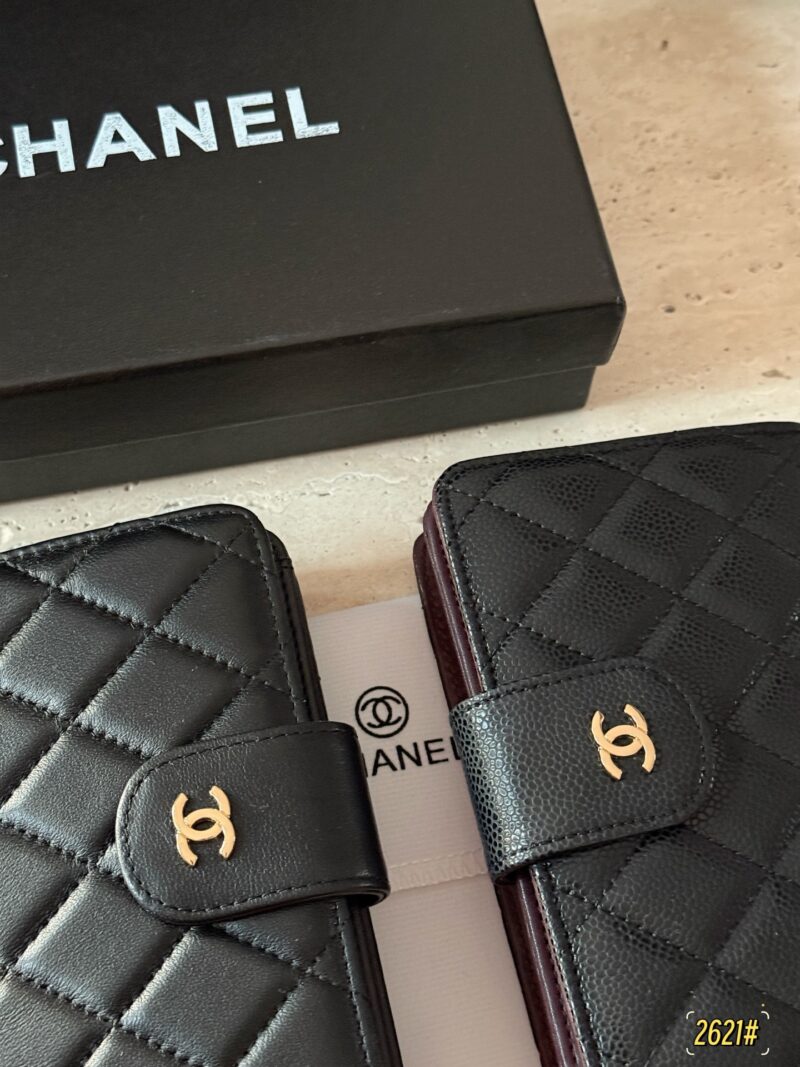 a940cce044.jpg 165 boxes
size:15.5*11cm
Xiaoxiangjia caviar cowhide/sheepskin medium long clip
Chanel Wallet
?? Full leather inside and outside!
?? top layer leather!
A daily change and card that is sufficient for going out!
The packaging is very high-end...