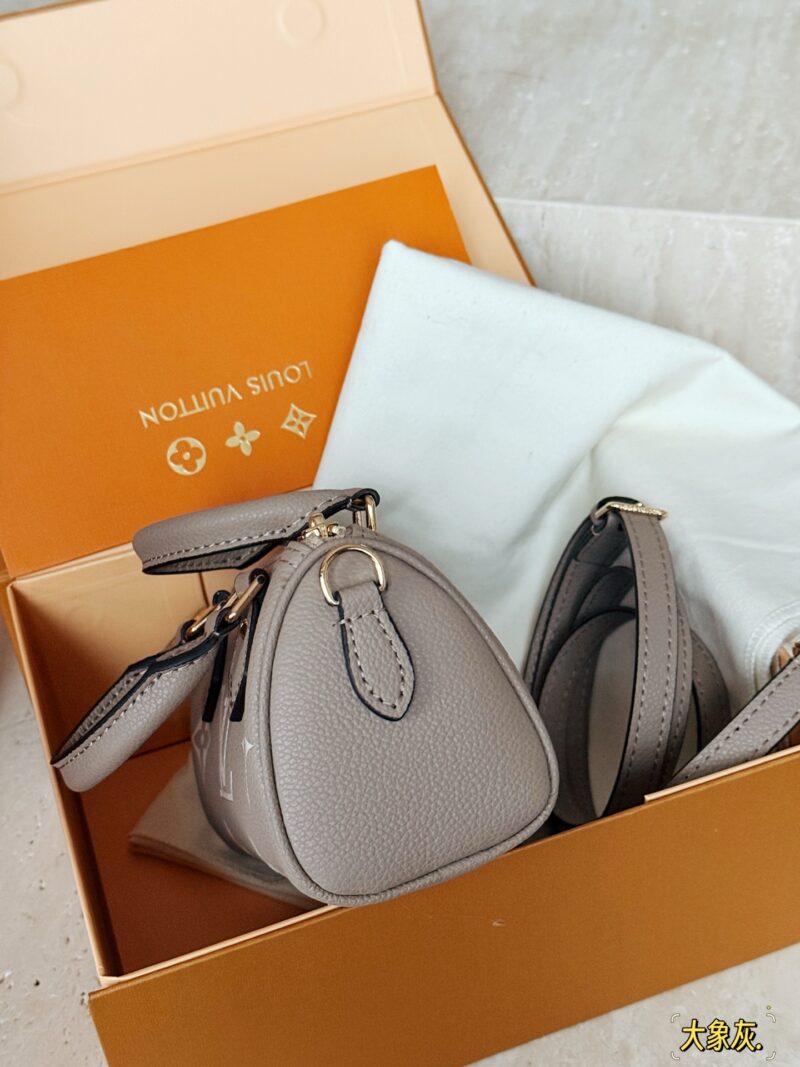 205 box
Size: 16 * 10cm (mini)
L Home Speedy Nano Elephant Grey
Experience the joy of Nano together~
Carrying a small bag, I really love it, love it~
Search: Lv nano