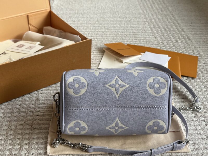 255 new model (with box)
size：20*14cm
L Home SS23 Speedy 20
Experience the joy of purple together~
Carrying a small bag, I really love it, love it~
?? Purple;
Search: Lv nano