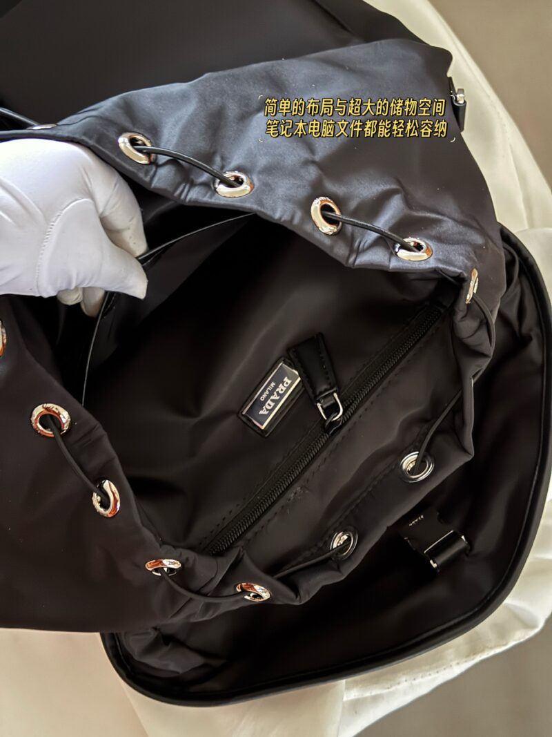 a9512a8d5f.jpg 270 without box
size:37*46cm
Prada Nylon Backpack
24-hour fashion show!
Can be carried on both shoulders or one shoulder!
The simple layout and large storage space make it easy to accommodate laptop files, and the details are perfect