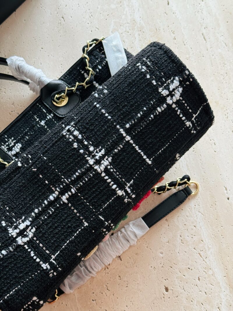 a9586cf533.jpg 290290 without box
Size: 38 * 30cm (large)
33 * 25cm (small)
Xiaoxiang's coarse woolen beach bag
Arrange it! Arrange it!
This beach bag released this year is so beautiful!
Coarse tweed beach bag candy colored logo letters playful retro love