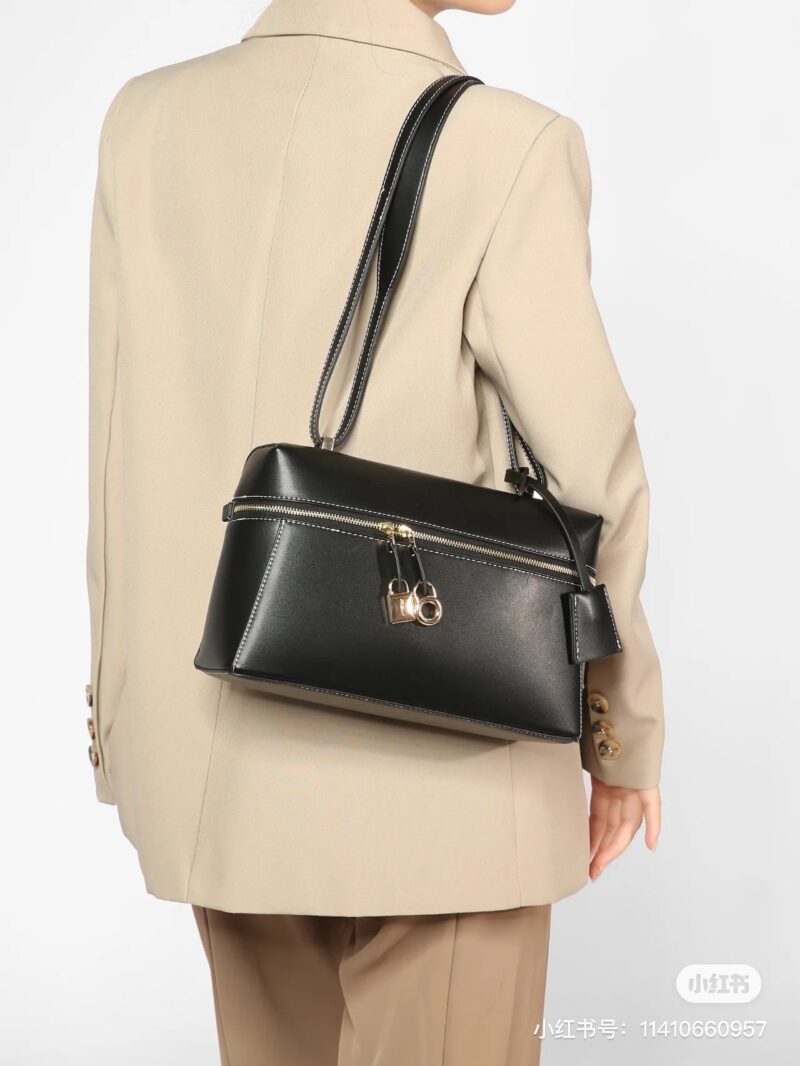 A niche hand-held, one shoulder, and crossbody lunch box bag, fashionable, simple, and versatile! Some people are immediately attracted by this retro niche hand-held shoulder crossbody lunch box bag! Its design is simple yet not simple, full of a s...