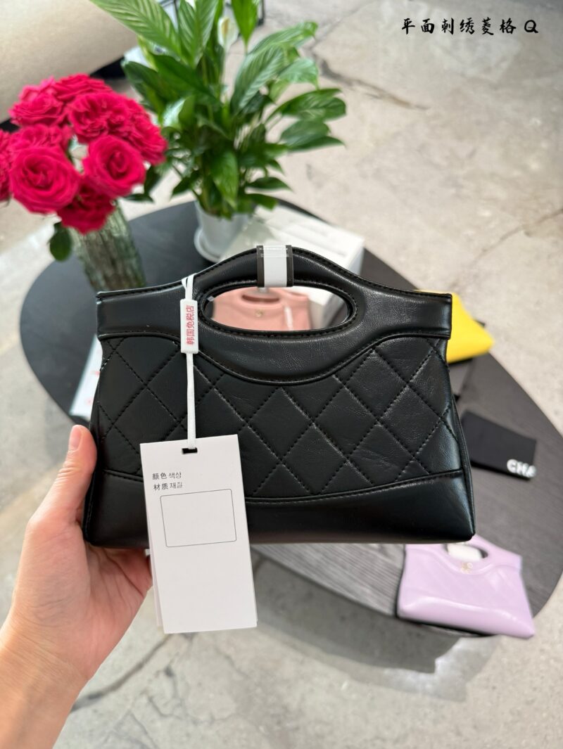 a977ebaaf8.jpg Chanel 31bag mini p199
I don't believe this stunning 31 bag nano can't take you down~I fell in love with it in just one second!!!
White is both girlish and elegant
The luster emanating from the oil and wax lambskin is absolutely stunning+
Nano size i...