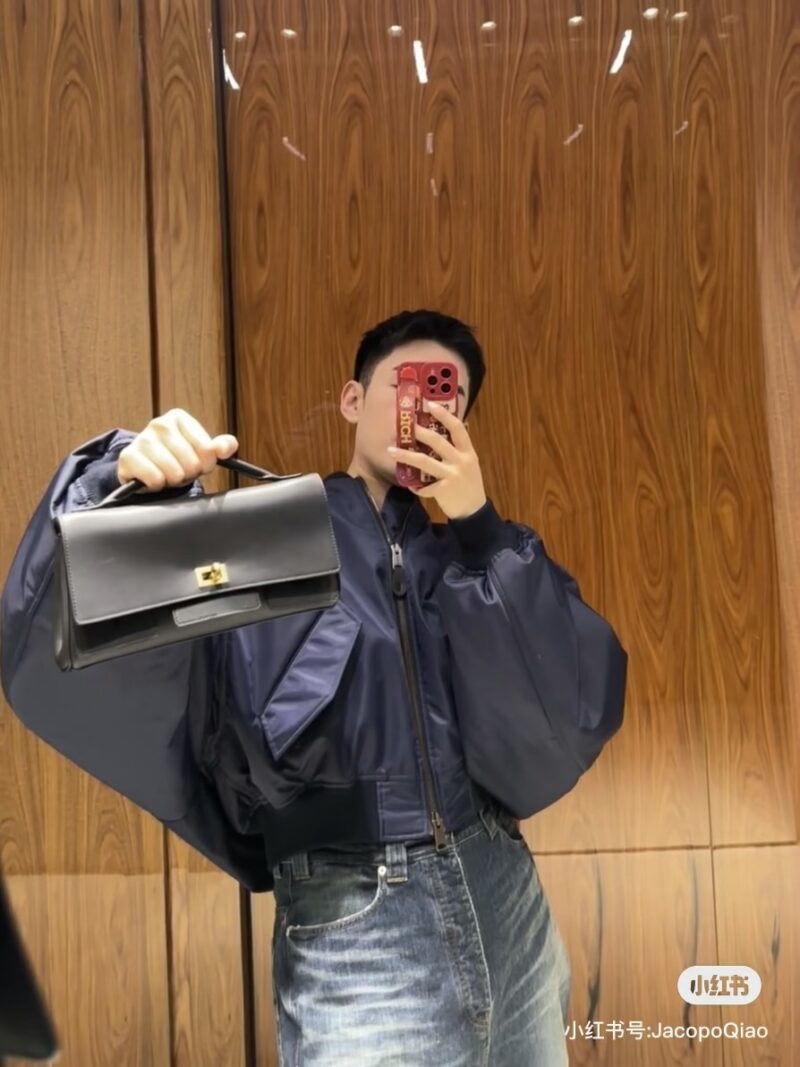 a97d9621f8.jpg Balenciaga's new model