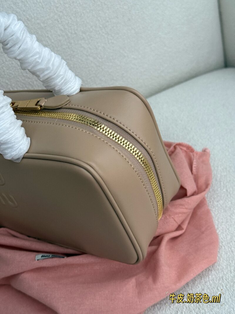 290 box cowhide (upgraded version)
Size: 28.5 * 4cm (large)
The new miumiu handbag has such a stunning appearance!
Bowling/briefcase/beau series
Small lock hardware accessories, shiny and shiny!
The sweetness of the bag is just right!
It's hard not t...