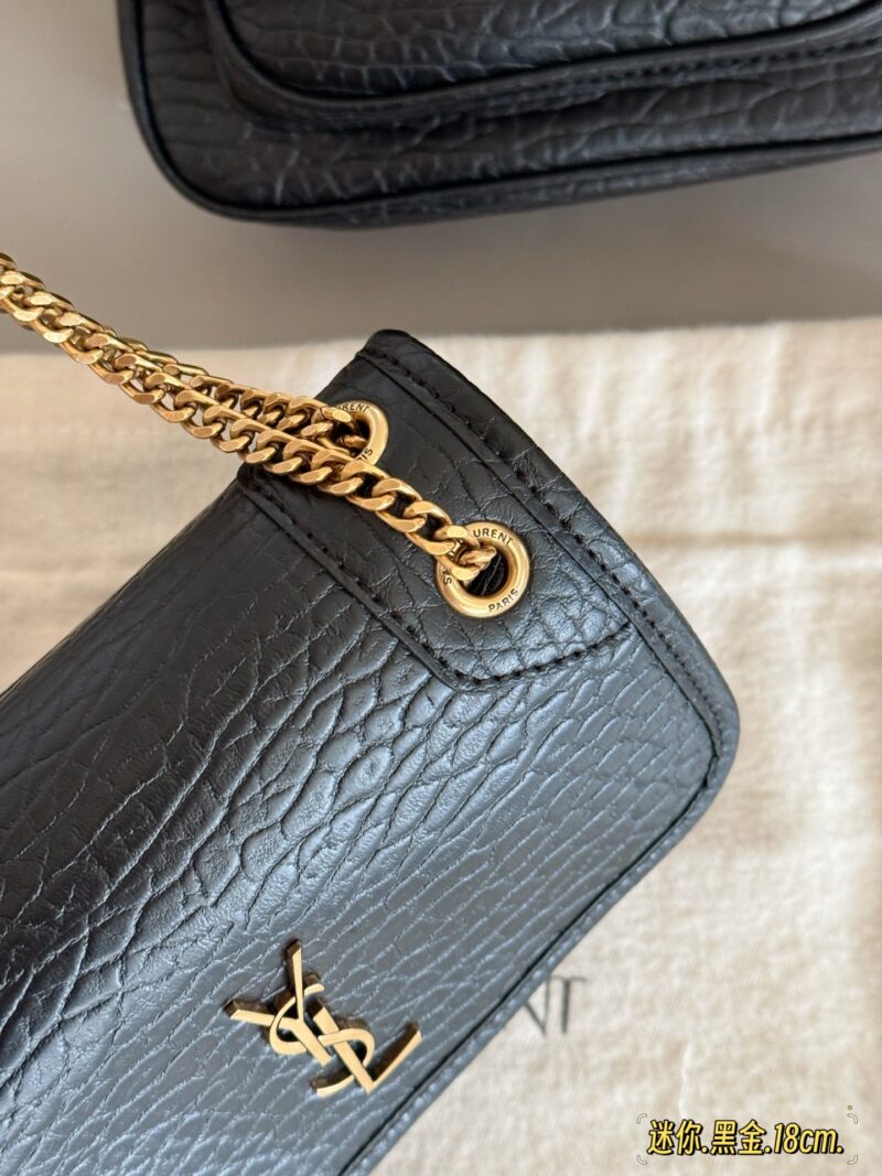 a98c2d0441.jpg 220 without box
size:18*12cm
The long-awaited
Mini magic wand niki finally arrived
High order version Nikki
YSL Nikki leather material has a soft and sticky texture ??
Small body, large capacity. Two phones can be placed anywhere
Highly recomme...
