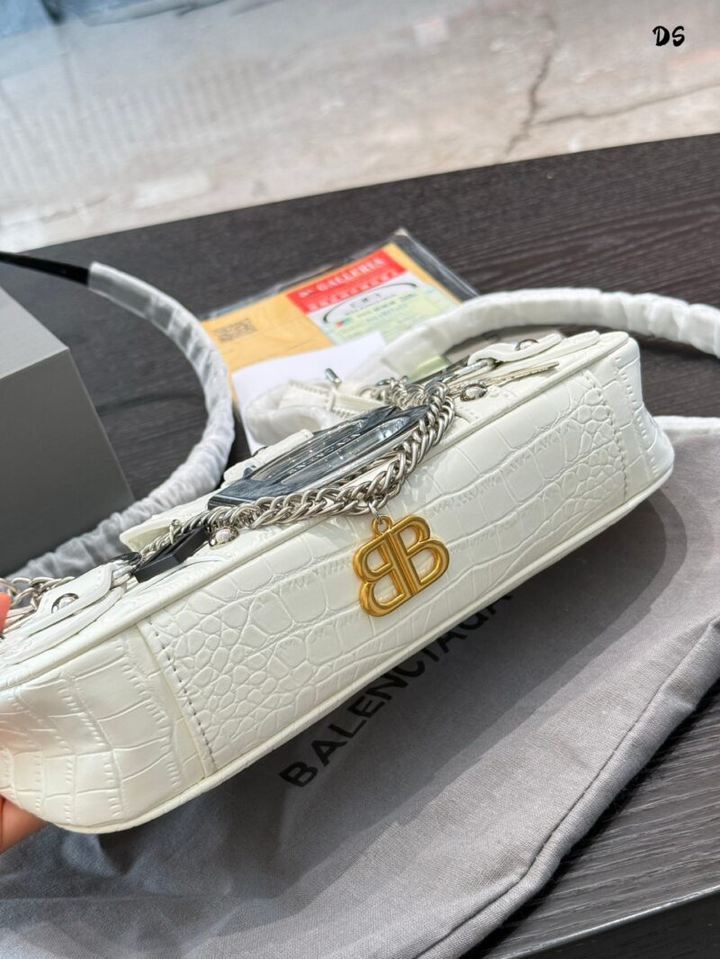 Balenciaga Underarm Bag P245
25 year spring collection, suitable for both underarm and crossbody, just the right size, with a round phone, wallet, car keys, napkins, all enough, and a great zipper, providing a strong sense of security
Made of cowhide...