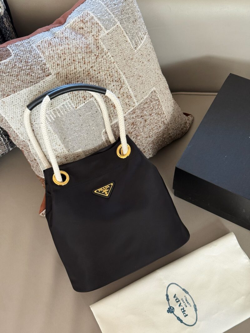 210 box
size：26*25cm
Prad 25 Spring/Summer Novice Bag is Here
It looks more futuristic now~
The small handbag with dragon cloth surface and coarse hemp rope is so cute, I love it!
Nylon bucket bag