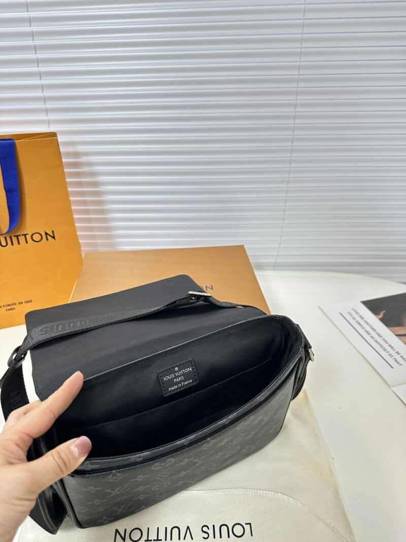 Comes with premium gift box (top of the line original order) M 46255 black flower
This District small mailman bag is more square and compact than the previous version, reinforced with Damier Graphite coated canvas for classic contours and delicate pr...