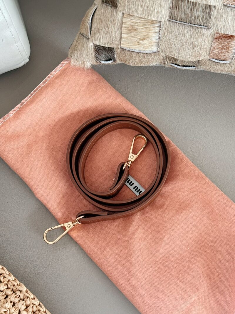 185 boxes
size：20*23cm
Miumiu Summer Limited Edition|
New woven vegetable basket
The burnt Hobo Lafite Grass
The cute cowhide iconic logo becomes a highlight, it's so beautiful