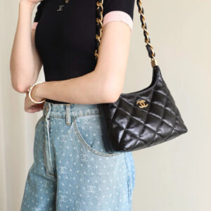 Dior's new Toujours collection this year
It looks so good that it's like I love it at first glance
Different from the previously popular tough diamond patterned Toujours, the bag is softer and lighter in shape