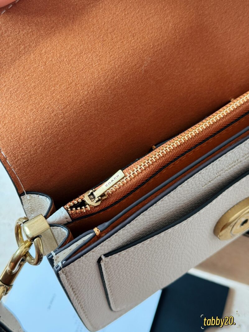a9ca778b6e.jpg 250 boxes
size:20*11cm
C Home | Tabby20 Exquisite and Compact
Handheld crossbody can be freely matched and versatile!
The mini version tabby20 ° White Moonlight Out of Stock King is really the love of every little girl!