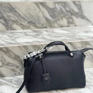 Fendi is versatile in any style of clothing, casual or professional, even down jackets, exuding a low-key and luxurious temperament.